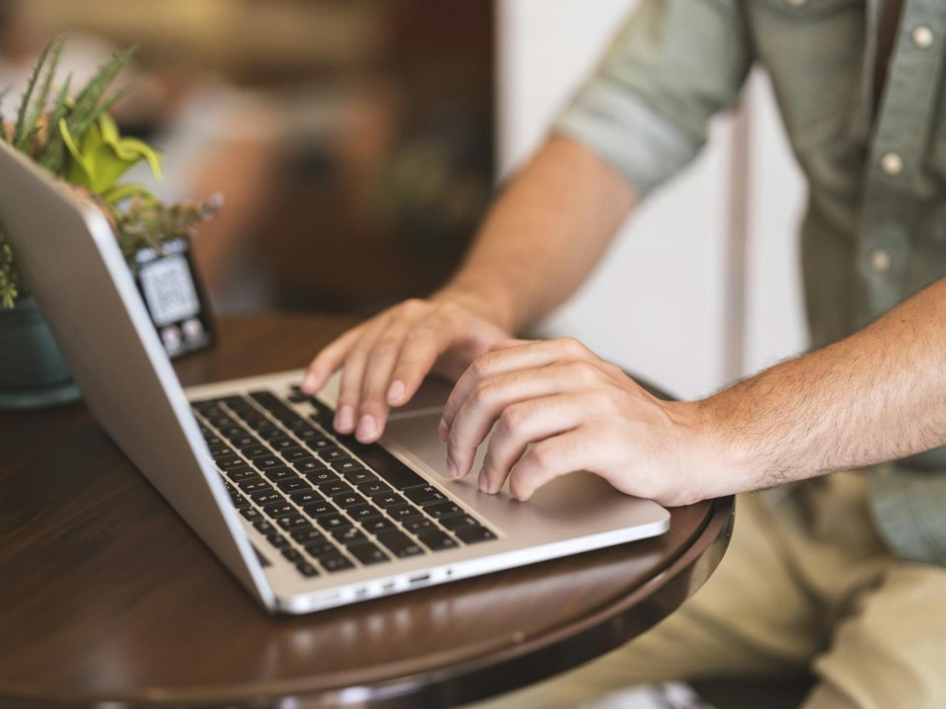 Profesional trabajando con múltiples pantallas analizando datos presupuestarios en un entorno tecnológico moderno